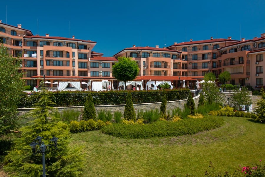 Bright 1-bedroom apartment in Sveti Vlas near the sea, with spacious living areas and scenic views.