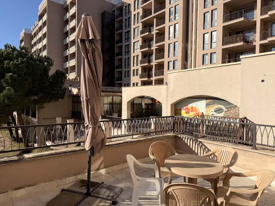 Apartment with spacious terrace and pool view in Barcelo Royal Beach, Sunny Beach.
