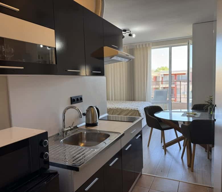 Cozy top-floor studio in Holiday Fort Club, 36 sq.m., with kitchen, dining space, and balcony.