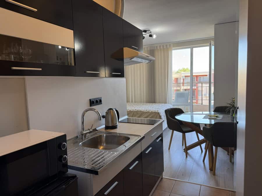 Modern studio apartment with kitchen and dining area in Sunny Beach. Cozy top-floor studio in Holiday Fort Club, 36 sq.m., with kitchen, dining space, and balcony.