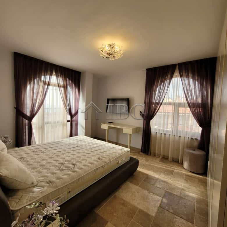 Elegant bedroom in a three-level maisonette overlooking the sea in Sveti Vlas. Bright space with lar.