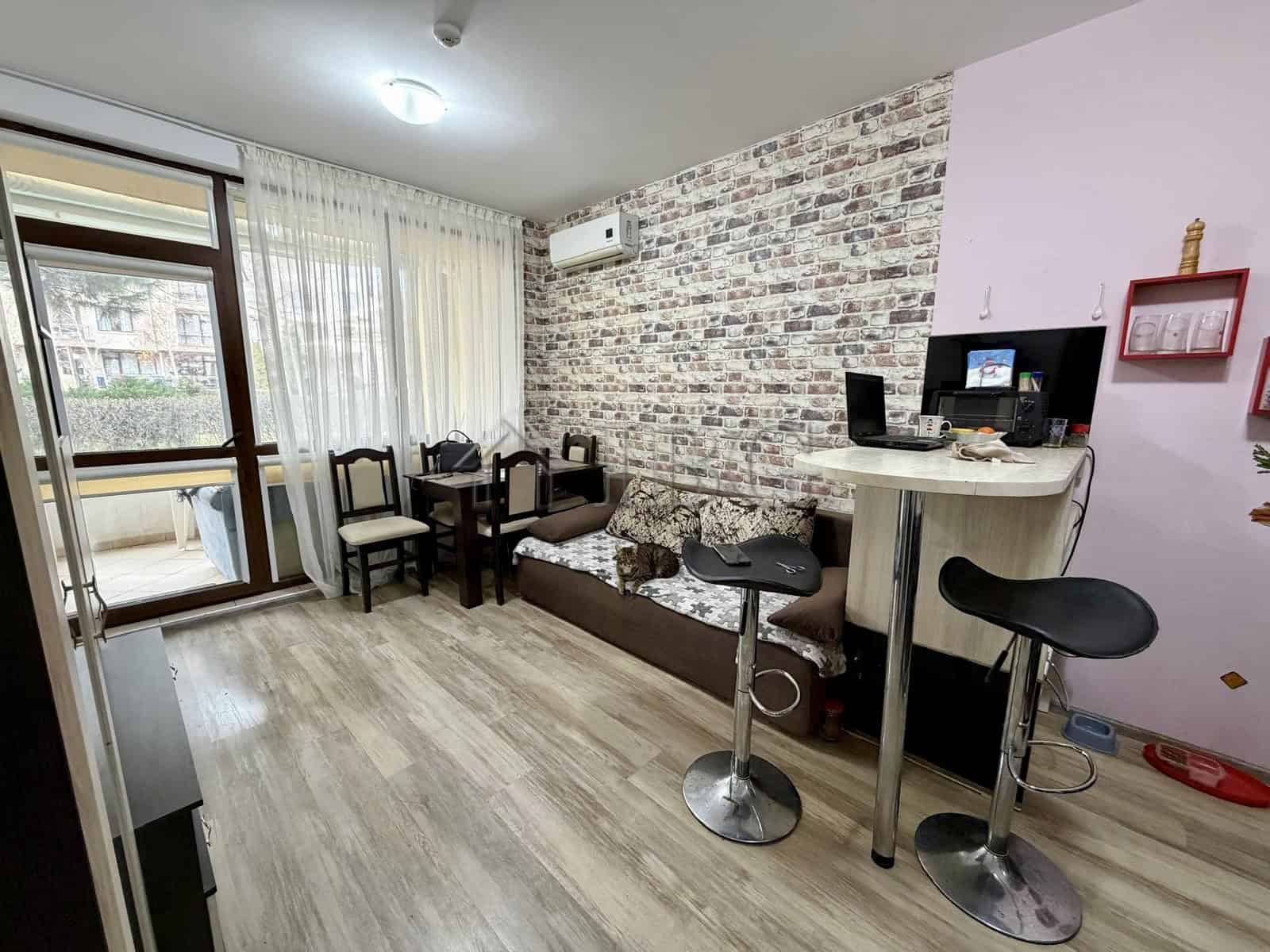 Furnished one-bedroom apartment in Sorento Sole Mare, Sveti Vlas, featuring modern decor and a cozy.