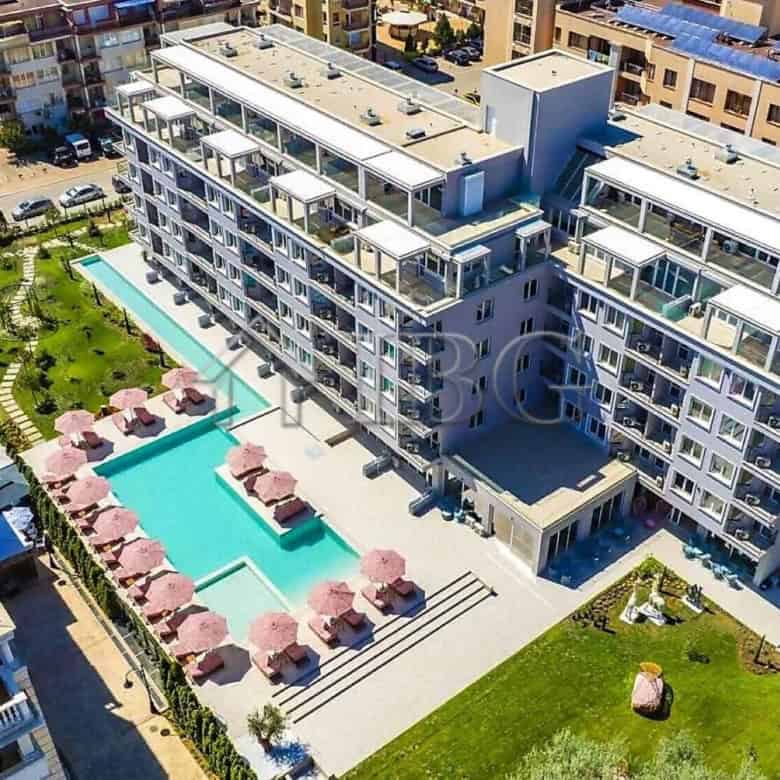 Modern furnished studio with balcony in a new complex at Sunny Beach.