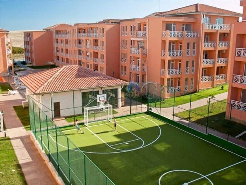 Bright 2-bedroom apartment overlooking park and tennis court in Sunny Beach.