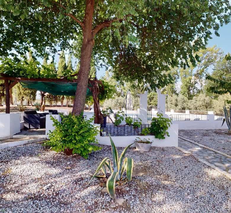 Charming boutique hotel for sale in Caniles, Granada, featuring beautiful outdoor gardens and relaxi.