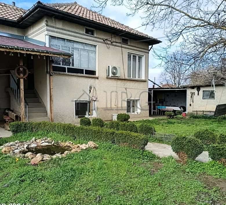 Spacious two-storey house with garage and lush 1,600 sq.m. garden, located just 35 km from Ruse, ide.