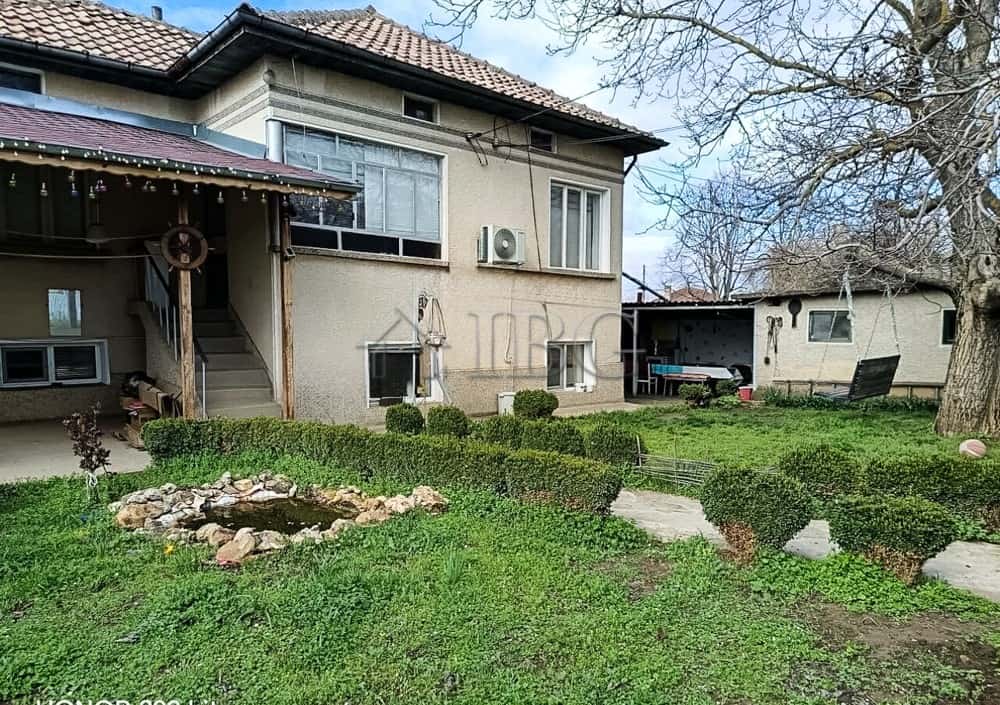Spacious two-storey house with garage and lush 1,600 sq.m. garden, located just 35 km from Ruse, ide.