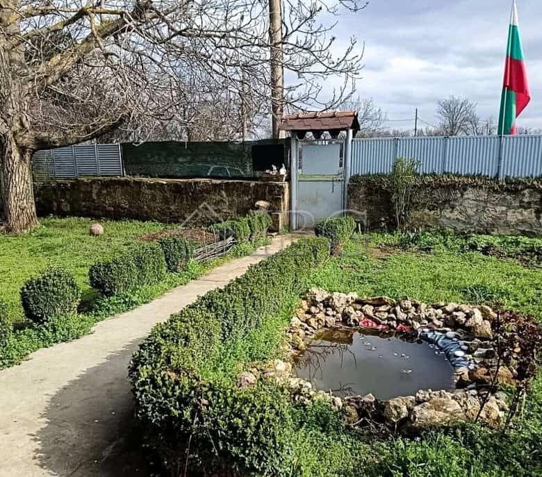 Beautiful two-storey house with a spacious garden and pond, located 35 km from Ruse. Perfect for com.