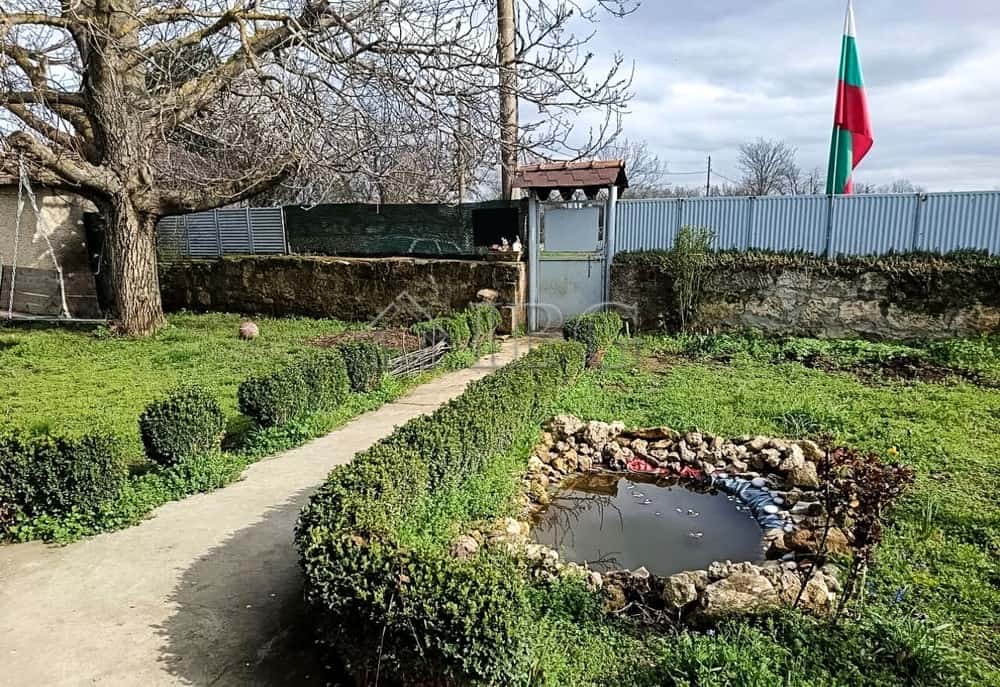Beautiful two-storey house with a spacious garden and pond, located 35 km from Ruse. Perfect for com.