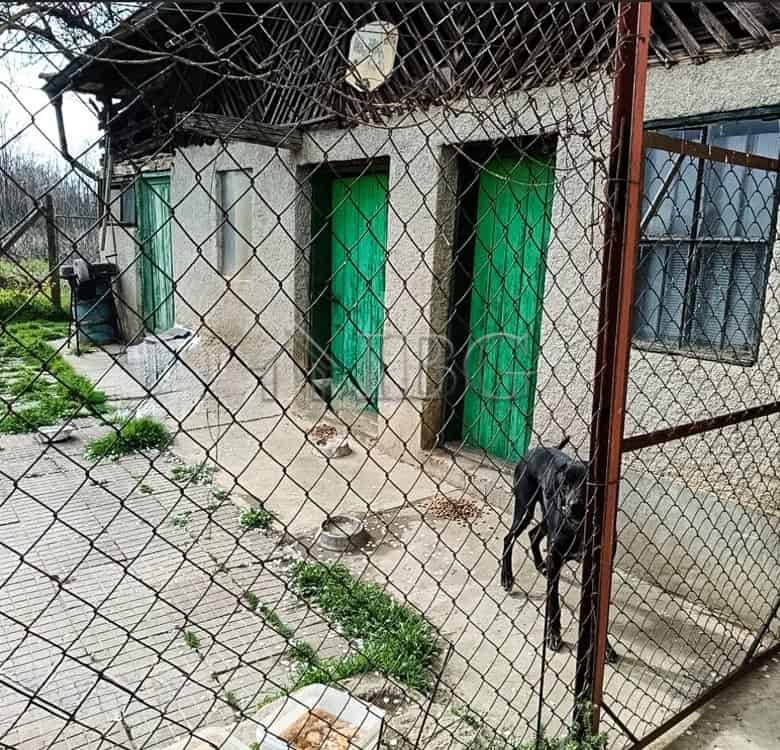 Well-maintained two-storey house with garage and 1,600 sq.m. garden near Ruse, Bulgaria.