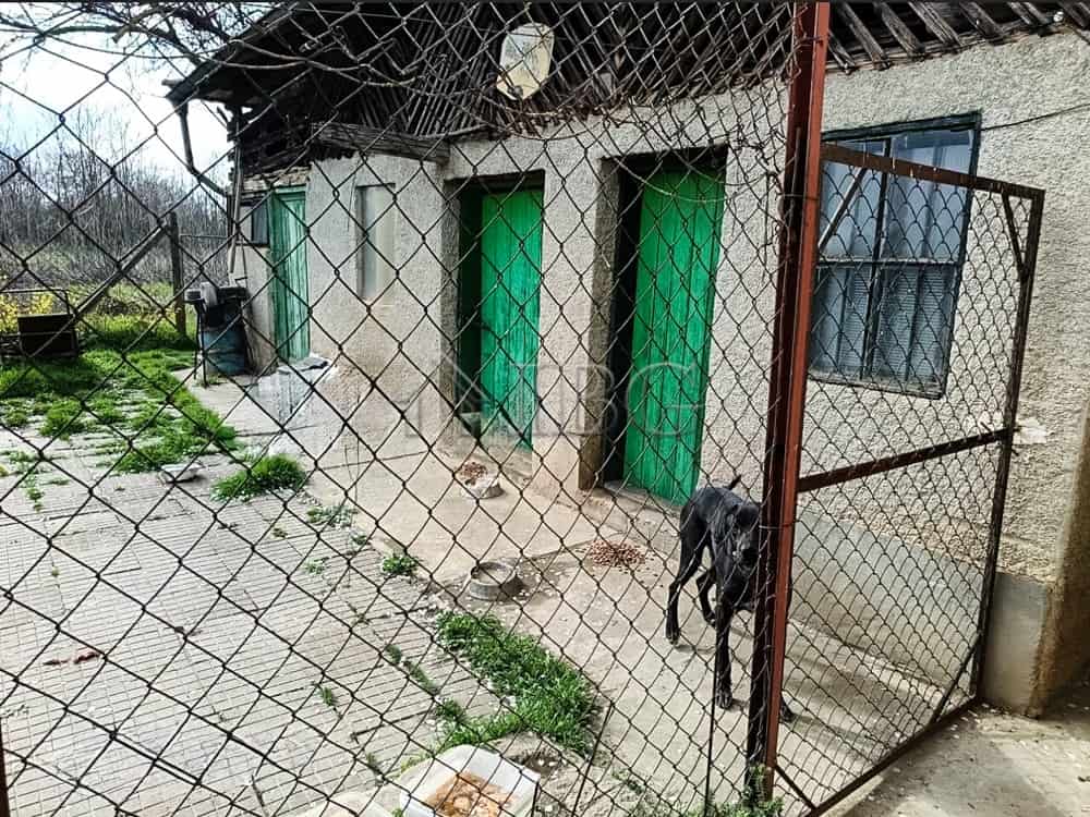 Well-maintained two-storey house with garage and 1,600 sq.m. garden near Ruse, Bulgaria.