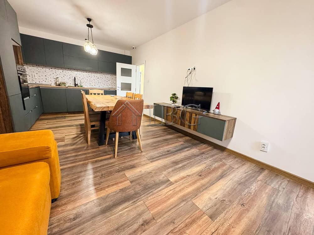 Spacious 108 sq.m. family apartment in Hushove quarter, Ruse, featuring a contemporary kitchen and c.