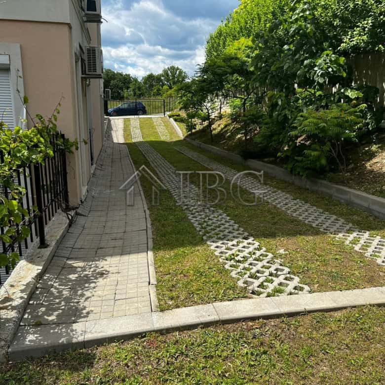 Bright studio with balcony for sale in Sveti Vlas, offering scenic views and modern amenities.