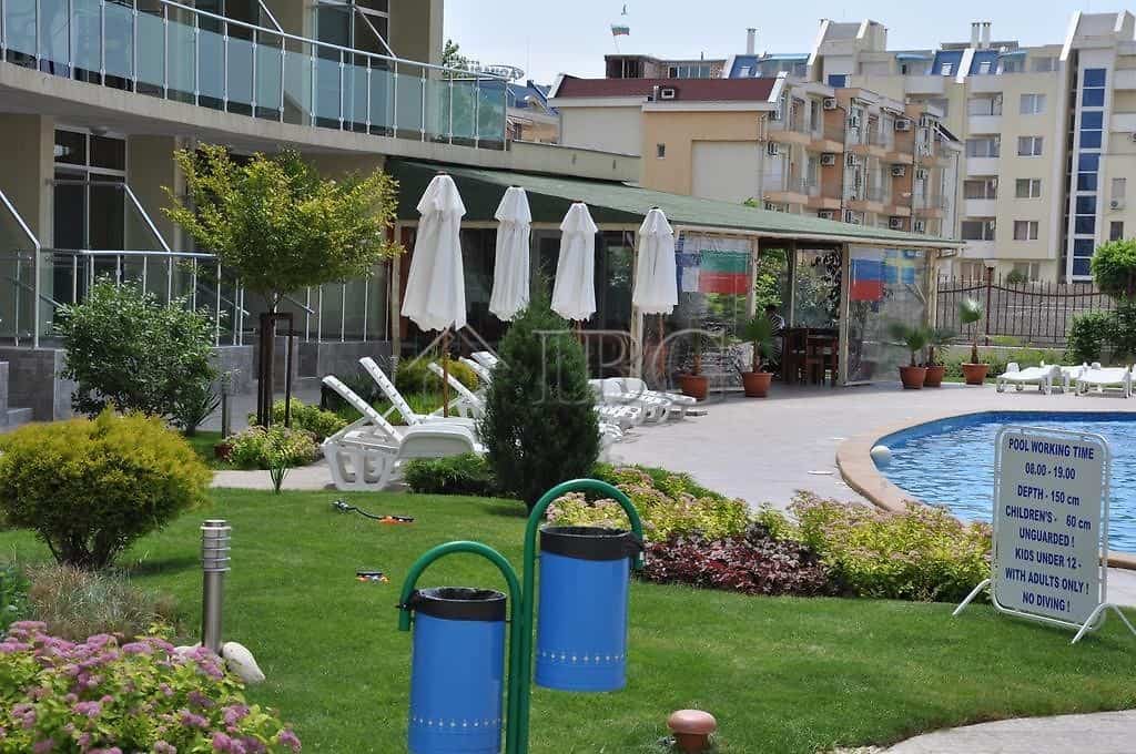 Bright apartment with pool view in Sunny Beach, perfect for a relaxing holiday.