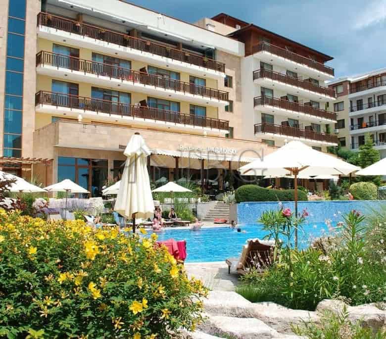 Apartment with park view, pool, and lush garden surroundings in Sveti Vlas.