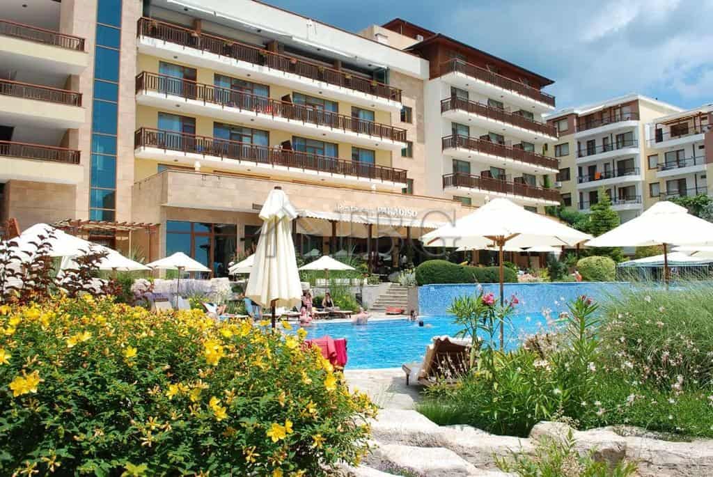 Apartment with park view, pool, and lush garden surroundings in Sveti Vlas.