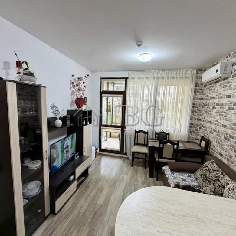 Cozy furnished one-bedroom apartment in Sorento Sole Mare, Sveti Vlas, featuring modern decor and a.