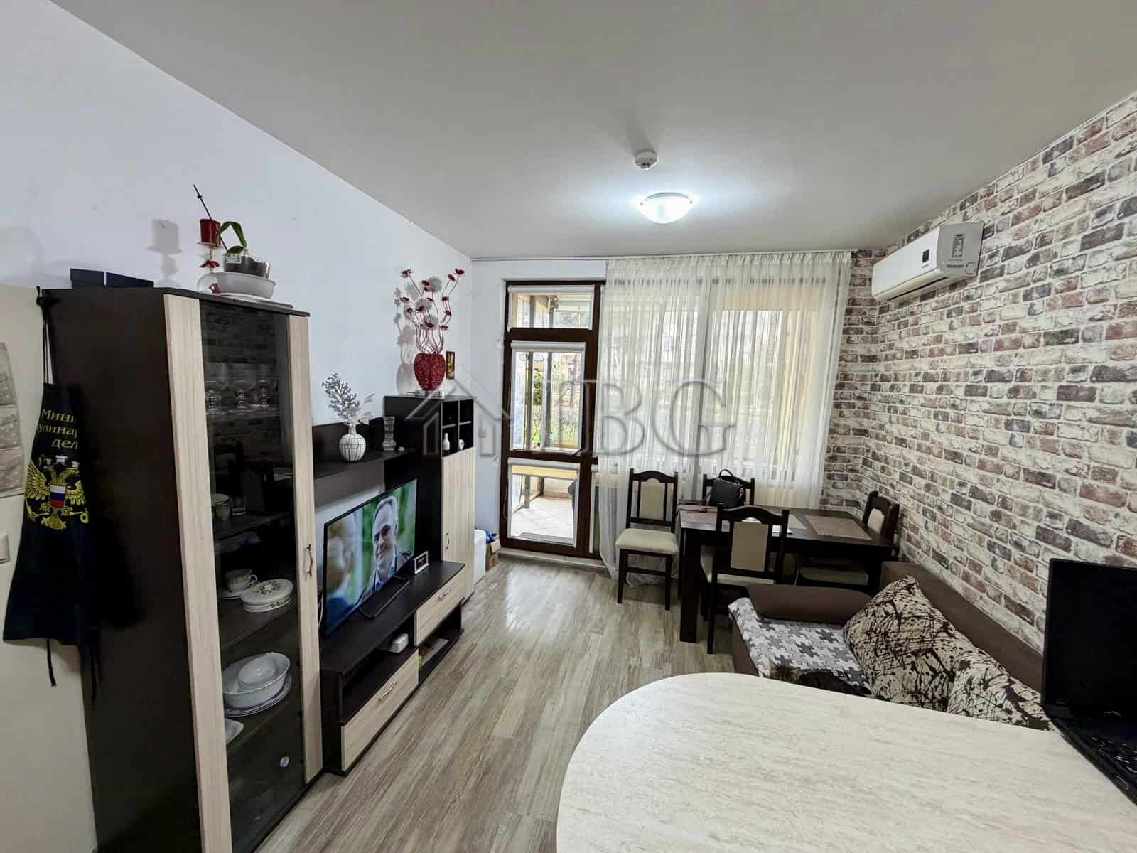 Cozy furnished one-bedroom apartment in Sorento Sole Mare, Sveti Vlas, featuring modern decor and a.