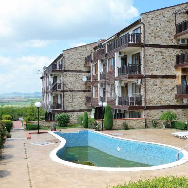 Two-bedroom apartment in Sunny House Complex, Kosharitsa with pool and scenic surroundings.