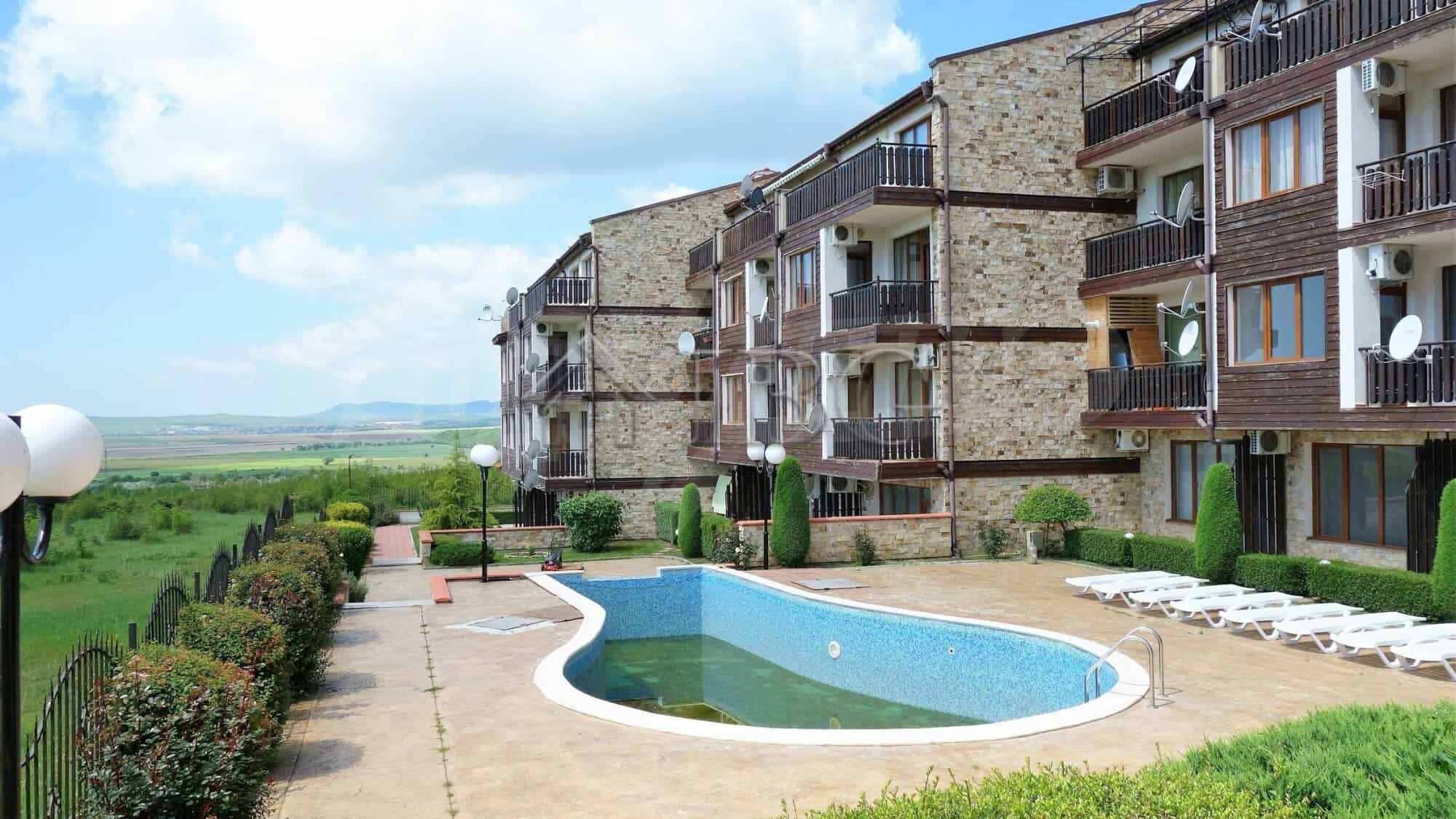 Two-bedroom apartment in Sunny House Complex, Kosharitsa with pool and scenic surroundings.