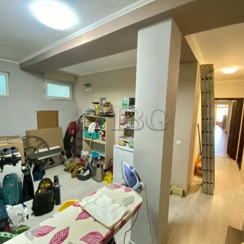Spacious sea view apartment with 3 bedrooms, 2 bathrooms, and no maintenance fee in Sveti Vlas. Perf.