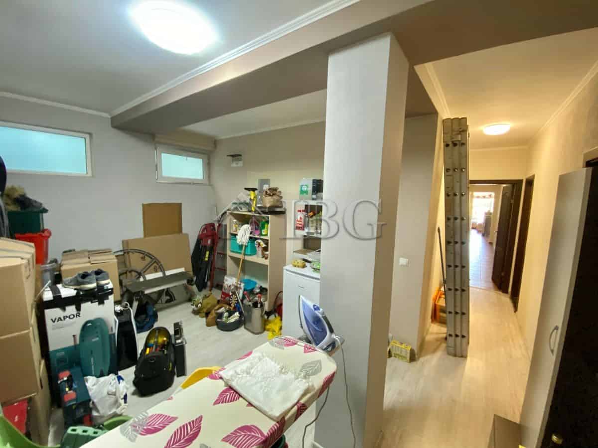 Spacious sea view apartment with 3 bedrooms, 2 bathrooms, and no maintenance fee in Sveti Vlas. Perf.