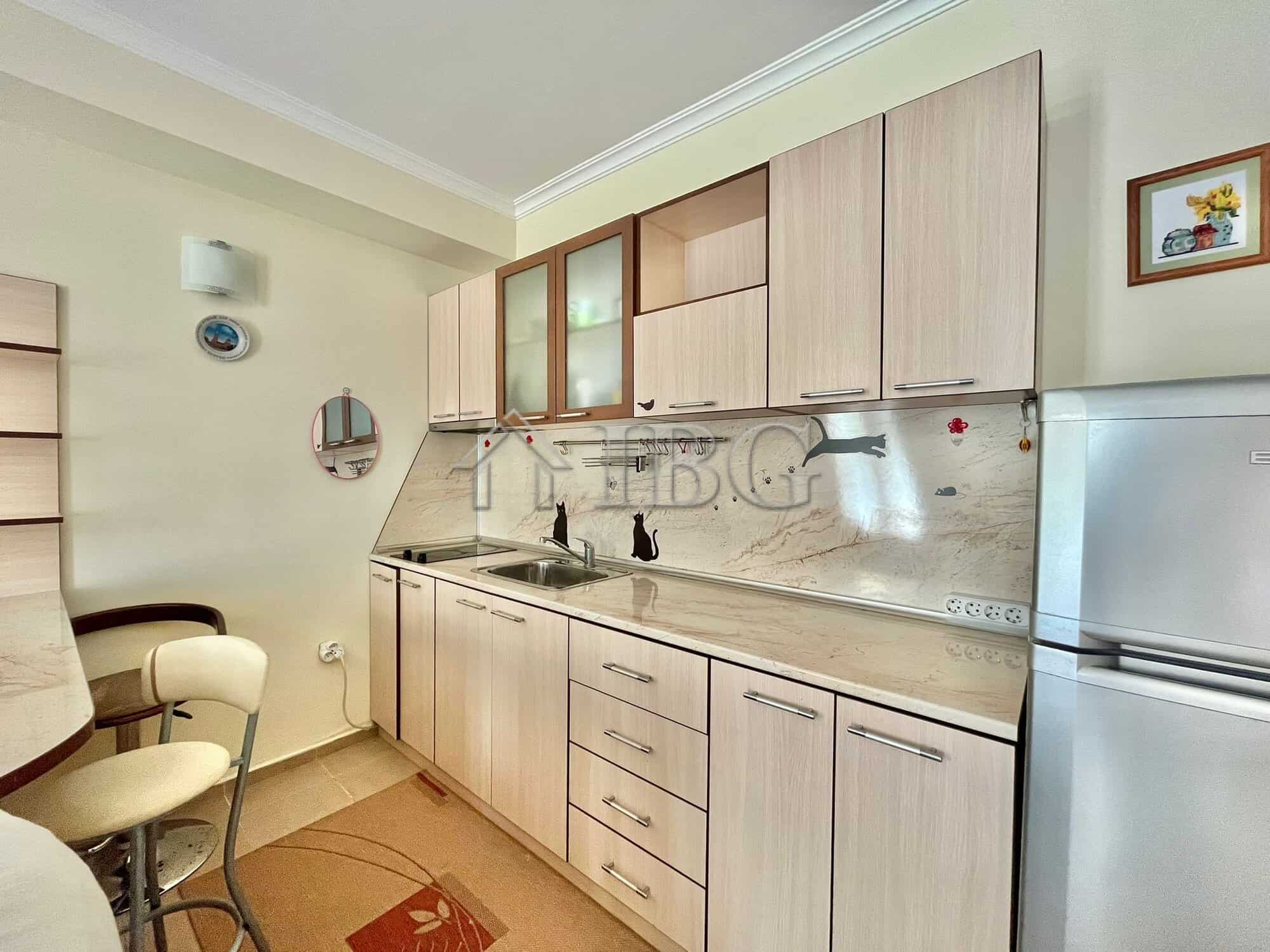 Apartment with pool view in Sveti Vlas, featuring a contemporary kitchen and cozy living space.