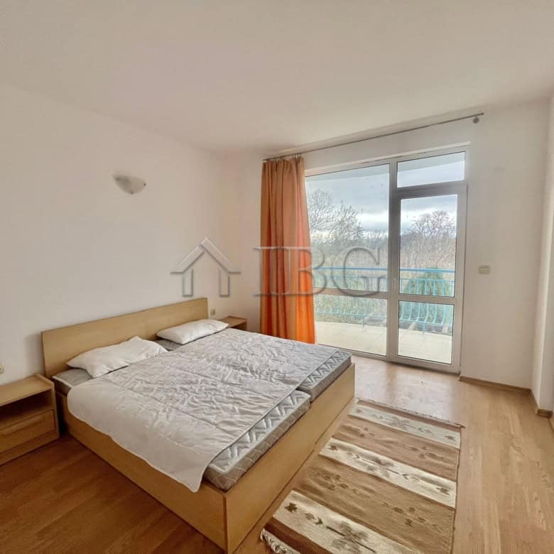 Bright 1-bedroom apartment overlooking the sea and green area in Sveti Nikola complex. Perfect for r.