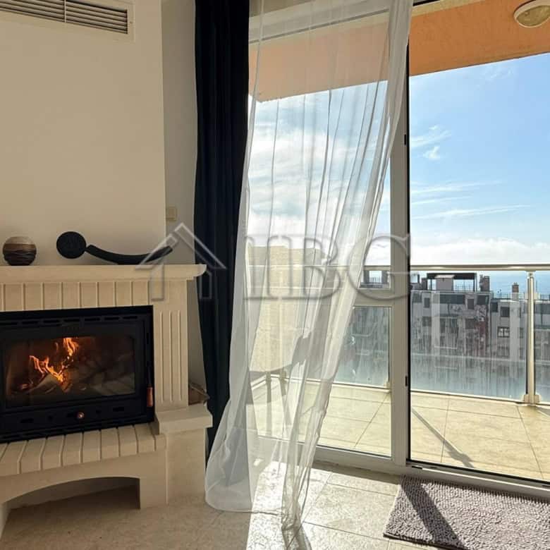 Spacious 2-bedroom apartment overlooking the sea in Sveti Vlas, featuring a balcony with panoramic v.