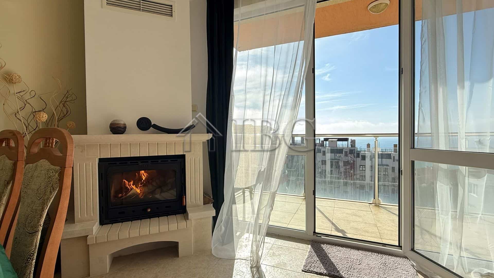Spacious 2-bedroom apartment overlooking the sea in Sveti Vlas, featuring a balcony with panoramic v.