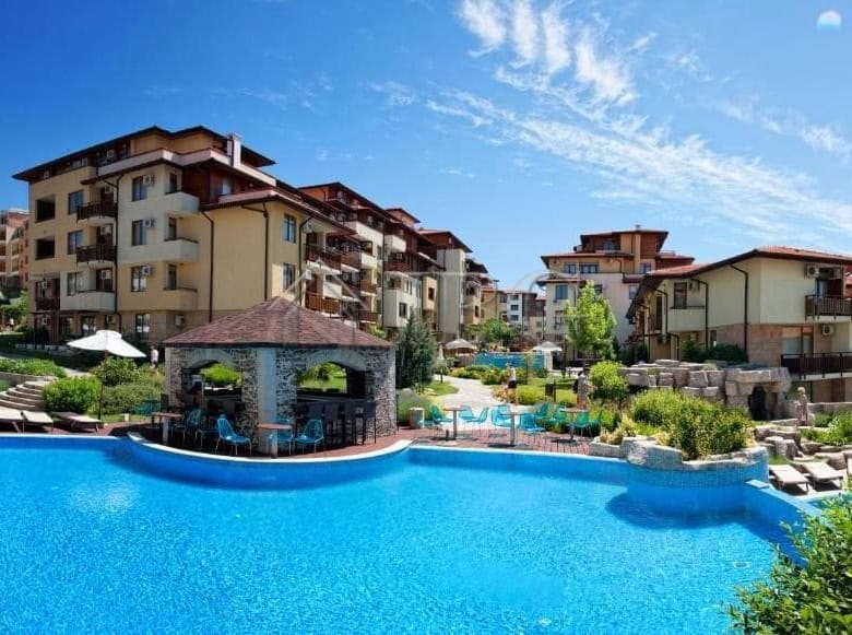 Apartment with park view, swimming pool, and lush landscaping in Sveti Vlas.