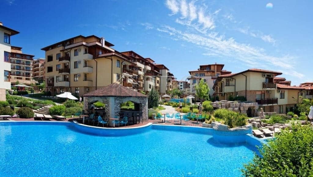 Apartment with park view, swimming pool, and lush landscaping in Sveti Vlas.