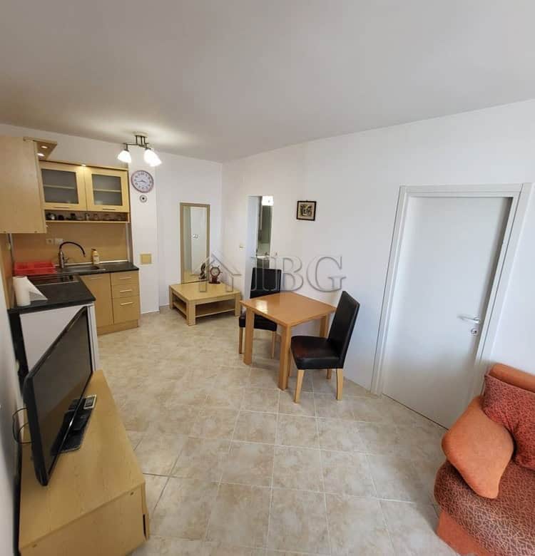 Bright one-bedroom apartment with direct access to a lush garden in Sunset Kosharitsa. Perfect for r.