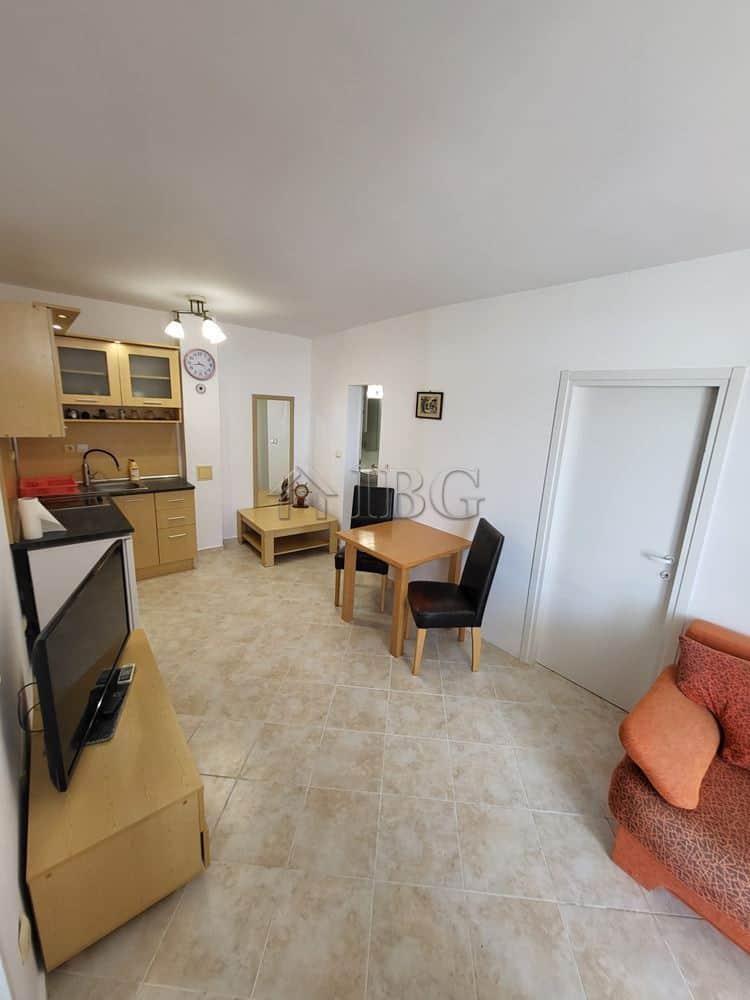 Bright one-bedroom apartment with direct access to a lush garden in Sunset Kosharitsa. Perfect for r.