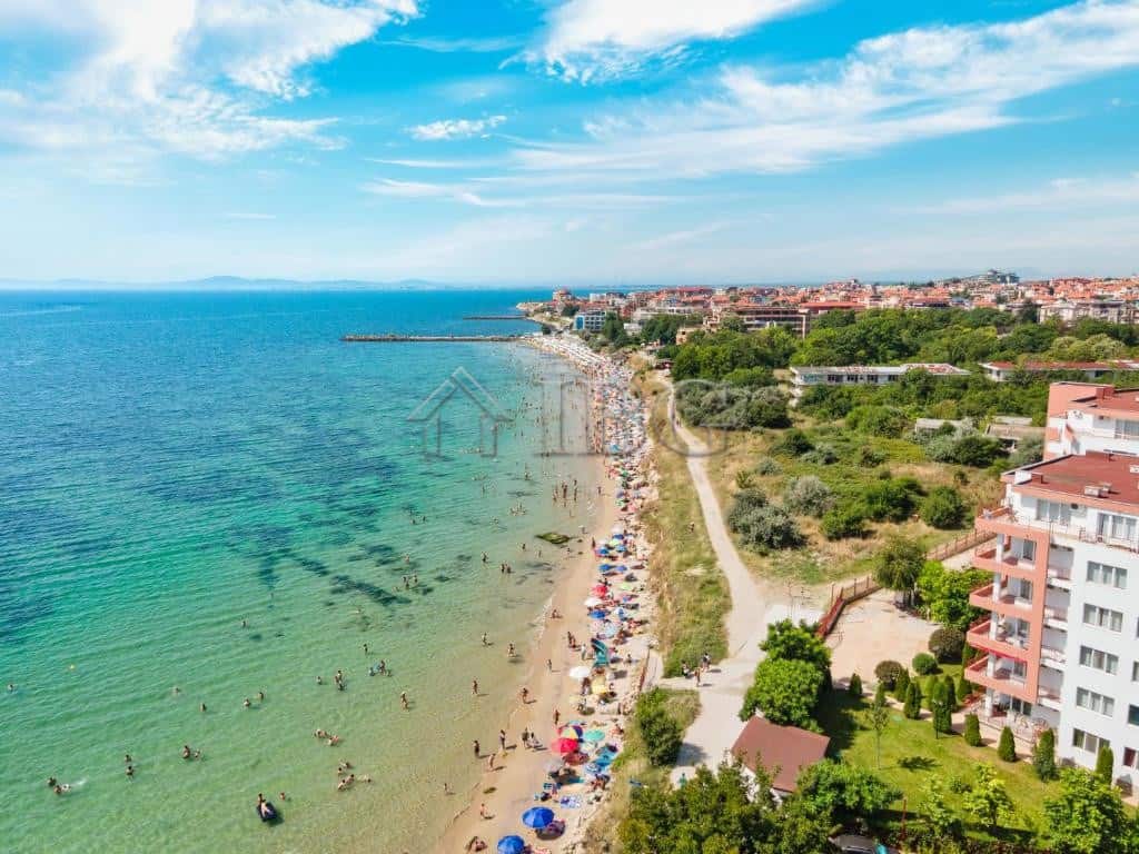 Sea view one-bedroom apartment overlooking the beach at Riviera Fort Beach, Ravda.