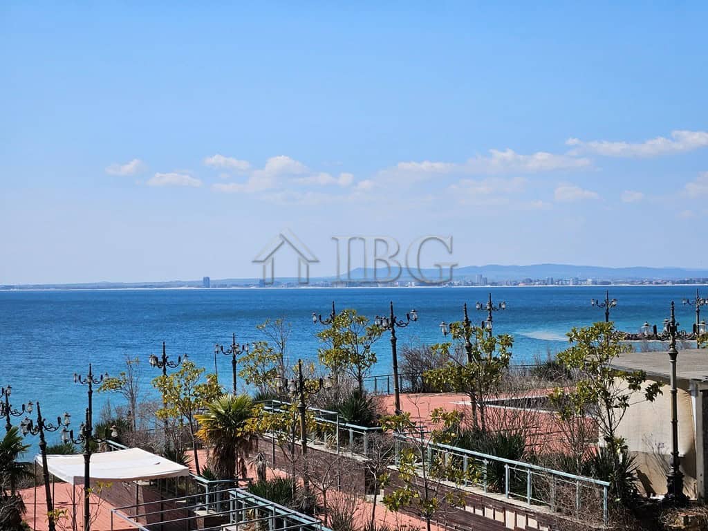 Sea view one-bedroom apartment with front-line access at Panorama Fort Beach, Sveti Vlas. Perfect fo.