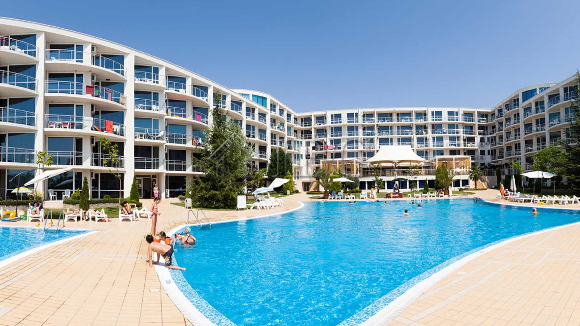 Bright 1-bedroom apartment overlooking the pool at Atlantis Resort & Spa, Sarafovo, Burgas.