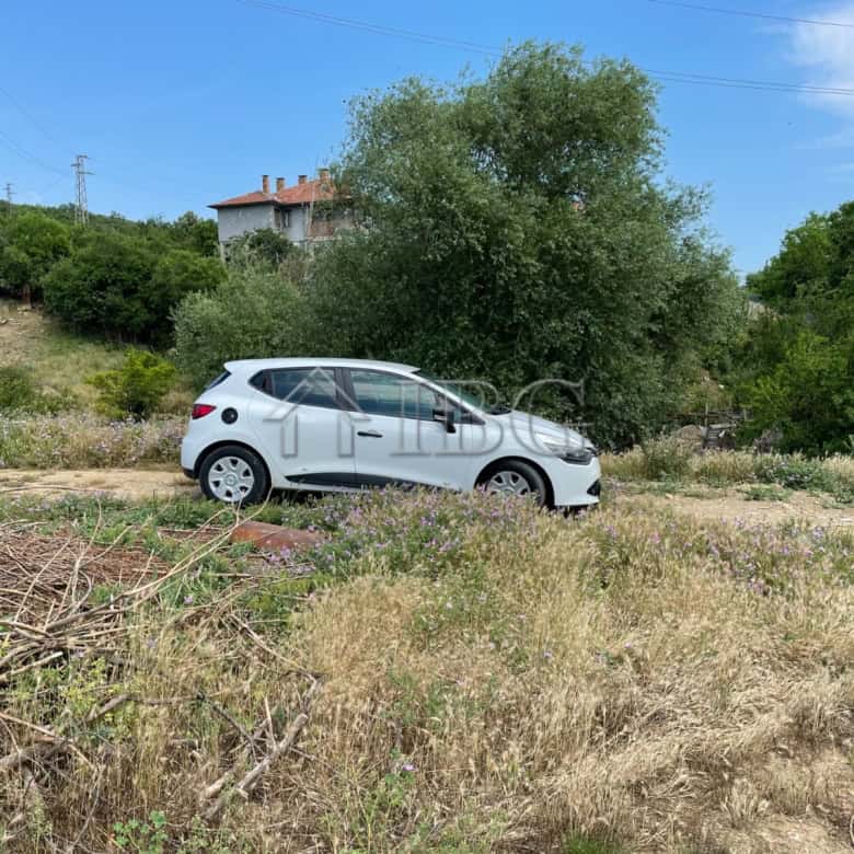 Plot of land with a car parked, surrounded by greenery in Kosharitsa.