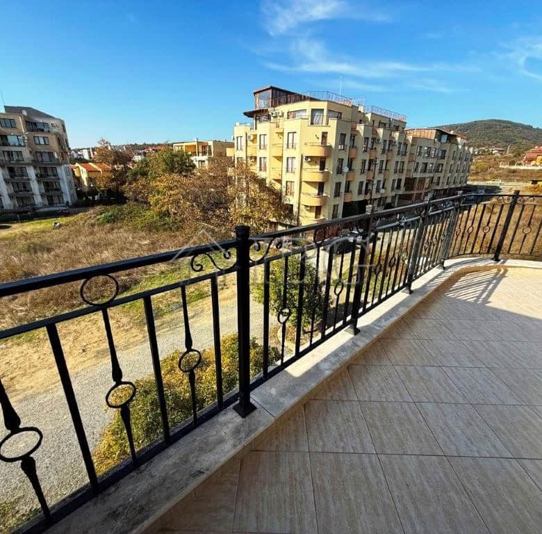 Bright apartment with 1 bedroom and spacious terrace in South Bay, Sveti Vlas. Perfect for relaxing.