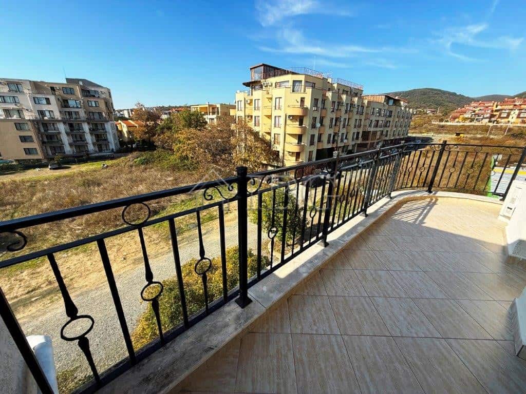 Bright apartment with 1 bedroom and spacious terrace in South Bay, Sveti Vlas. Perfect for relaxing.