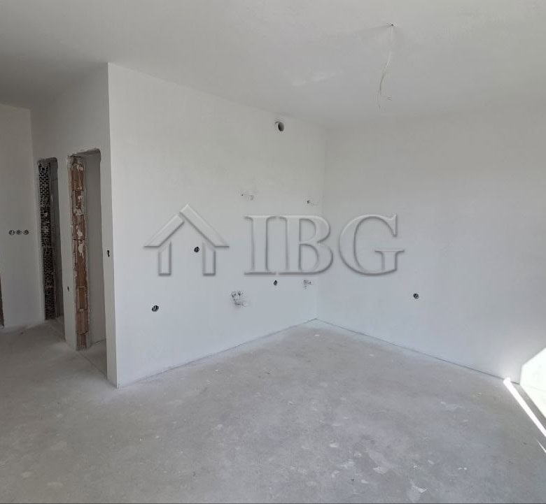 Bright, empty studio apartment with balcony in La Mer Silver Residence, Sunny Beach.