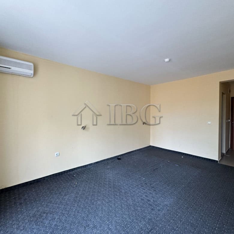 Spacious hotel room with air conditioning and modern decor, ideal for investment or hospitality busi.