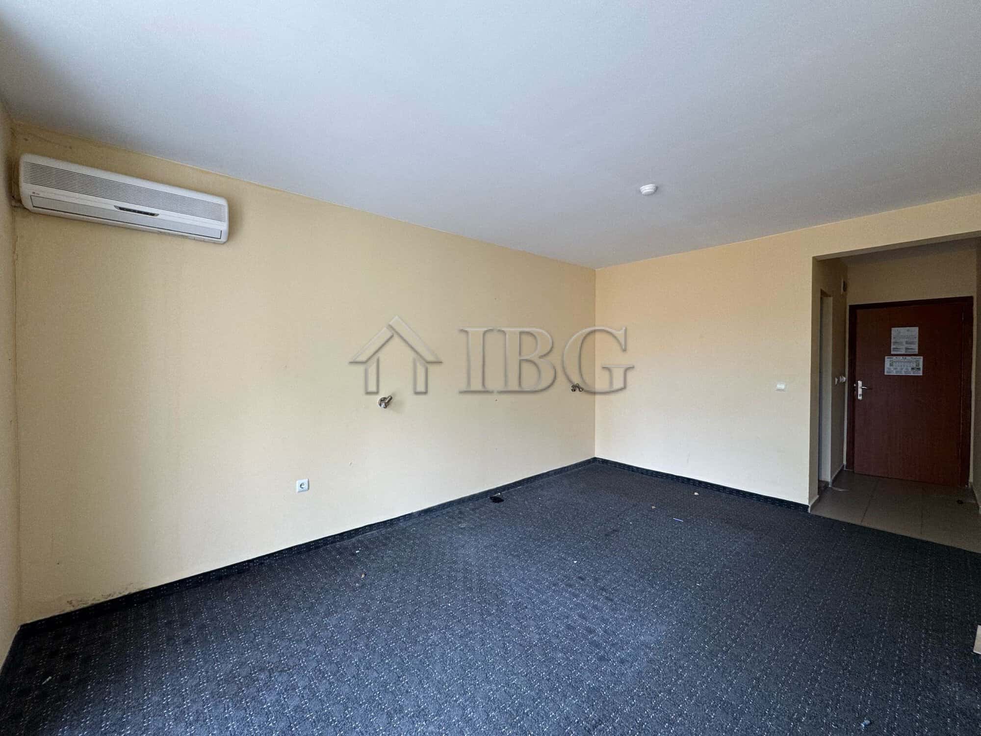 Spacious hotel room with air conditioning and modern decor, ideal for investment or hospitality busi.