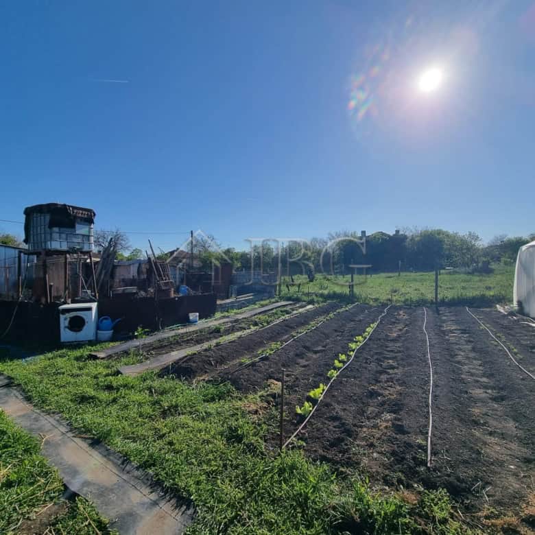Vinarsko Village house with a spacious yard and garden, ideal for outdoor activities and farming in.