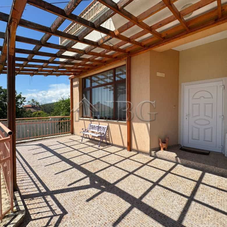 Bright outdoor terrace with pergola in Kosharitsa, close to the sea. Perfect for relaxing and enjoyi.