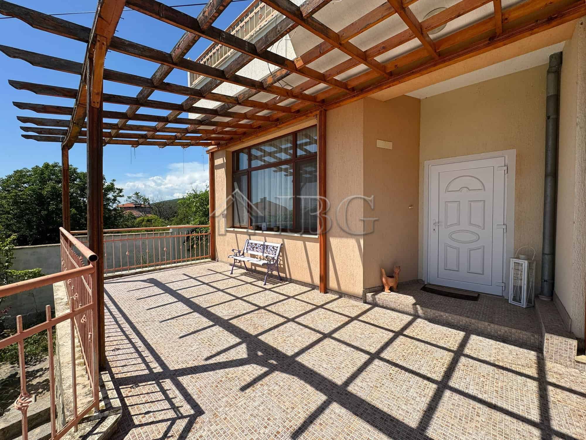 Bright outdoor terrace with pergola in Kosharitsa, close to the sea. Perfect for relaxing and enjoyi.