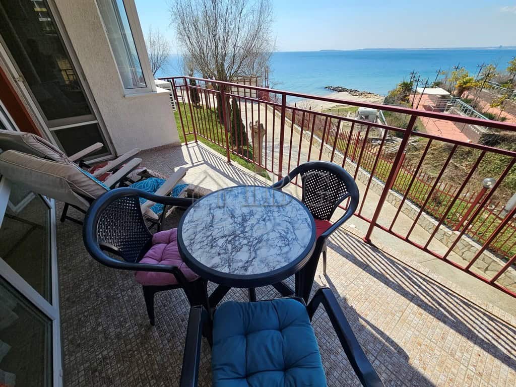 Balcony with sea view, outdoor seating, and panoramic ocean scenery at Front Line – Panorama Fort Be.