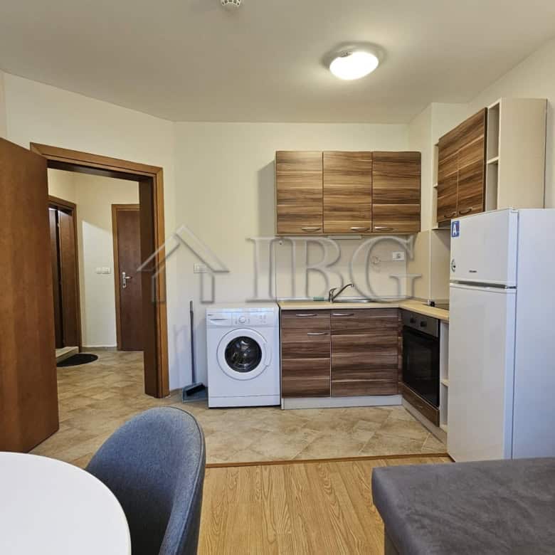 Spacious 1-bedroom apartment overlooking a lush park in Sveti Vlas, perfect for relaxing holidays.