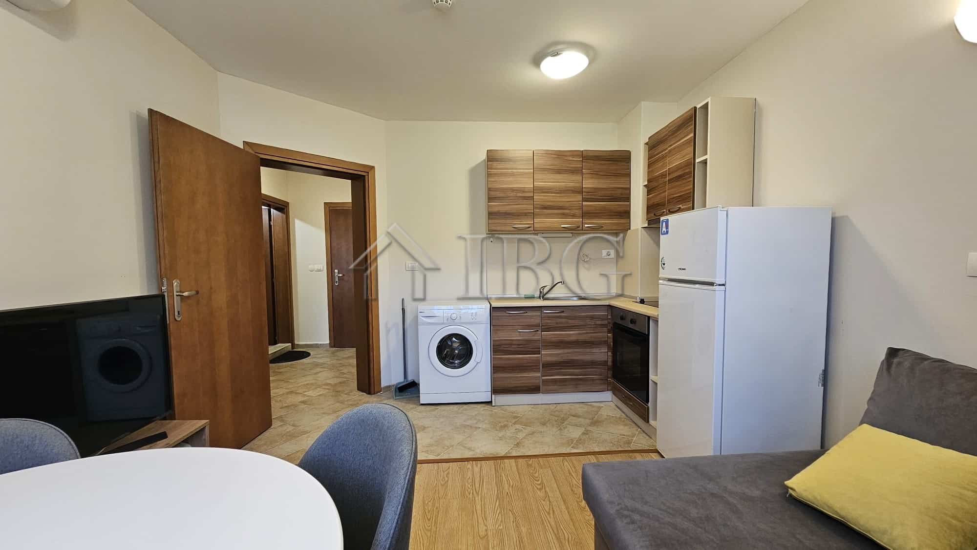 Spacious 1-bedroom apartment overlooking a lush park in Sveti Vlas, perfect for relaxing holidays.