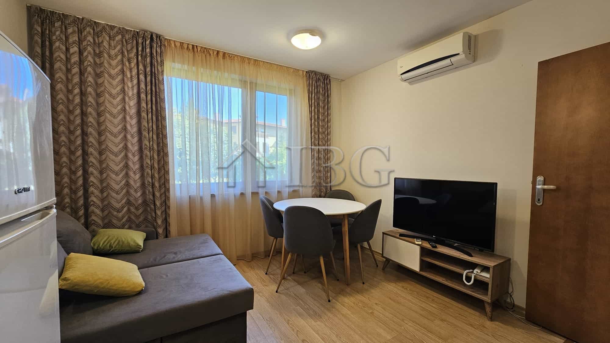 Bright 1-bedroom apartment with scenic park views in Sveti Vlas, perfect for comfortable living.